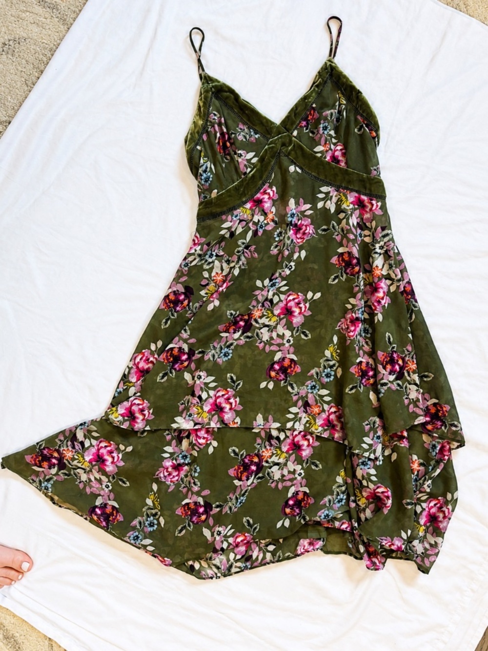 White House Black Market Floral Chiffon Dress with Velvet Trim | Size 4 - Picture 2 of 6